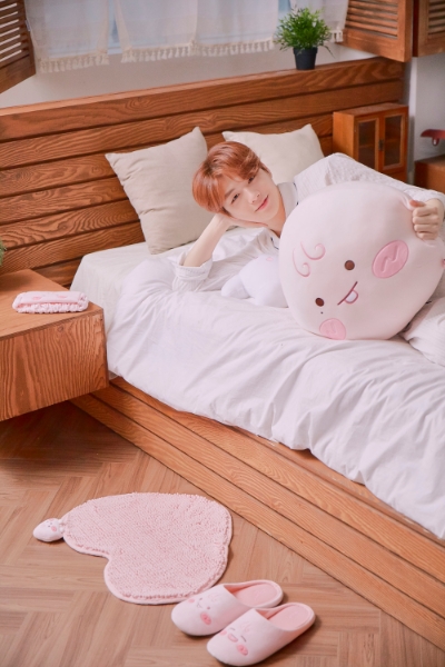 어피치 강다니엘 에디션을 홍보하는 강다니엘/사진=카카오IX