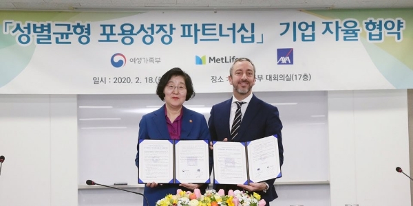 질 프로마조 AXA손해보험 대표이사(오른쪽)와 이정옥 여성가족부 장관이 지난 18일 정부서울청사에서 ‘기업 내 성별 다양성 제고를 위한 실천과제를 담은 자율 협약서’에 서명한 후 기념촬영을 하고 있다. / 사진 = 여성가족부