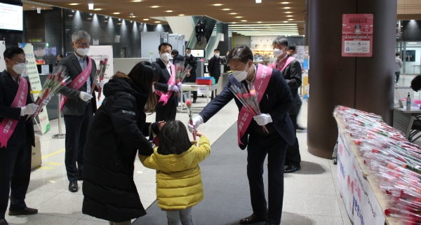△ 박상국 NH농협은행 IT부문 부행장이 행사장에서 아이에게 꽃을 나눠주고 있다. /사진=NH농협은행