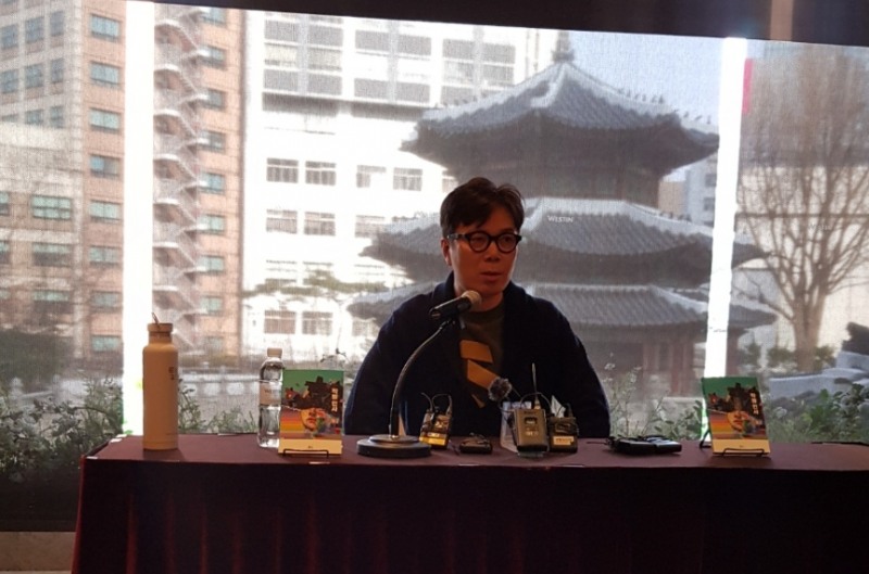 작별 인사 기자간담회 속 김영하 작가의 모습/사진=오승혁 기자