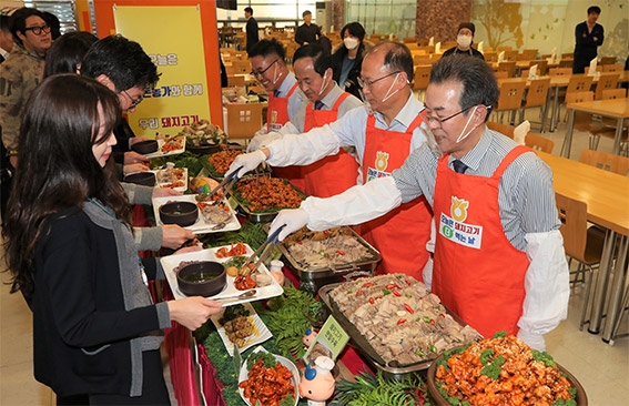 농협 임직원 '우리 돼지고기 더 먹기 운동' 캠페인 펼쳐