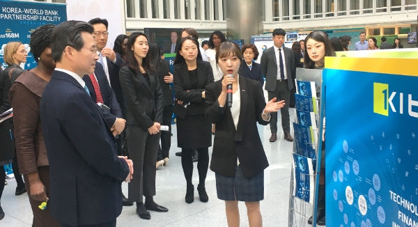 △ 기보 직원이 김용범 기재부 1차관, 빅토리아 콰콰 세계은행 부총재 등을 대상으로 기보 혁신정책을 소개하고 있다. /사진=기보