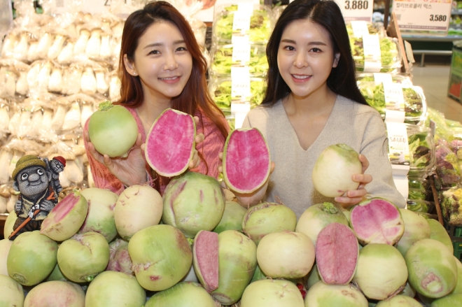 롯데마트는 다음 달 4일까지 전 점포에서 ‘제주 우도 과일무’를 개당 1980원에 판매한다. /사진=롯데그룹.