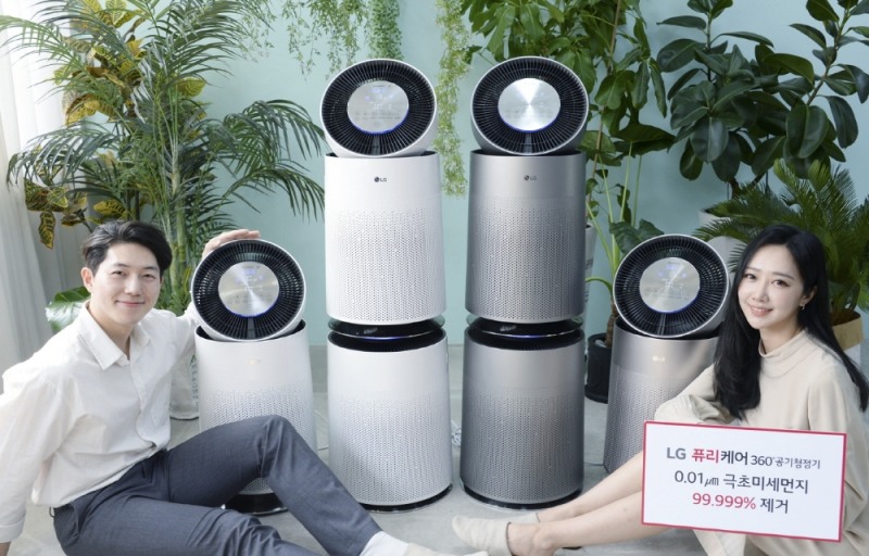 LG전자 모델들이 퓨리케어 공기청정기를 홍보하고 있다/사진=LG전자