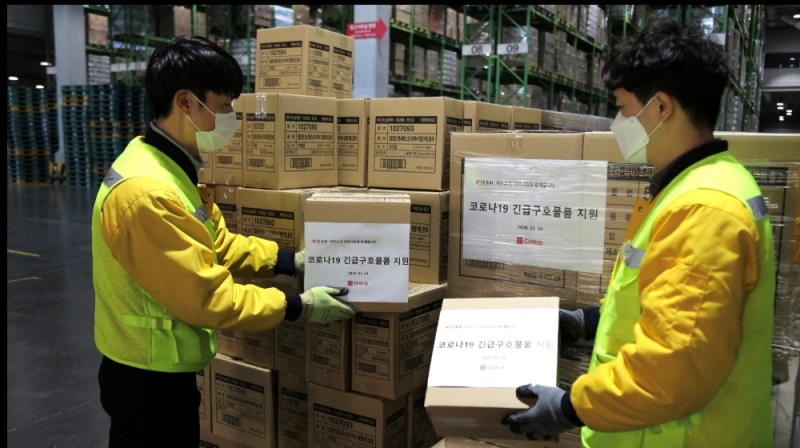 아성다이소 직원들이 대구광역시에 지원할 KF94 마스크를 운반하고 있다. /사진제공=아성다이소