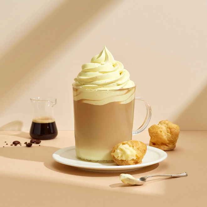 스타벅스는 봄 시즌에 맞춰 소개하는 대표적인 시그니처 음료인 ‘슈 크림 라떼’를 25일부터 출시한다. /사진=스타벅스코리아.