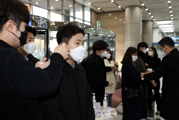 △ Sh수협은행이 본사 로비를 출입하는 인원들을 대상으로 체온검사 측정하고 있다. /사진=Sh수협은행