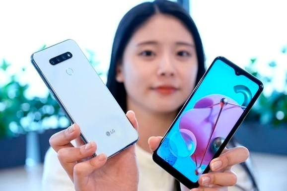 LG전자 모델이 Q51을 홍보하고 있다/사진=LG전자