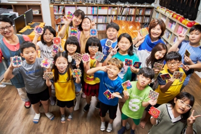 지난해 포항 인애지역아동센터에서 포스코 '1% 나눔 아트스쿨' 공예수업에 참여한 아이들이 직접 만든 단청 작품을 선보이고 있다. 제공=포스코