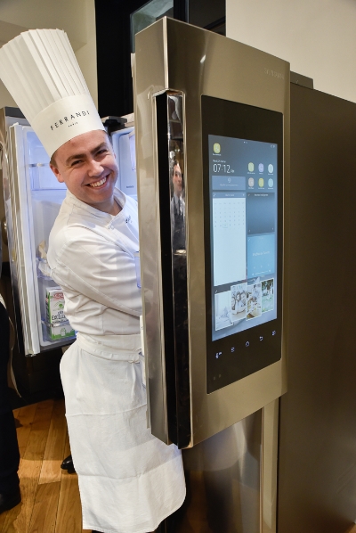 삼성전자 쿠킹 스튜디오에서 직원이 프리미엄 냉장고를 사용하고 있다/사진=삼성전자 