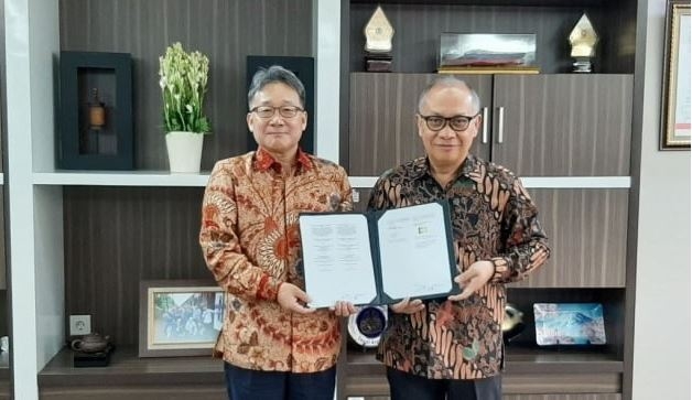 김창학(왼쪽) 현대엔지니어링 대표이사와 이그나티우스 탈룰렘방 페르타미나 메가 프로젝트 이사가 '황회수설비 및 수소생산설비 설치공사' 계약 후 기념사진을 촬영하고 있다. / 사진=현대엔지니어링