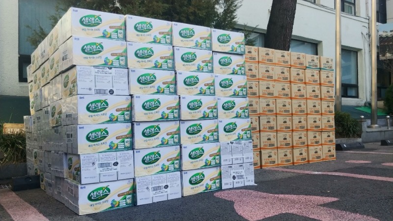 급식소 중단으로 끼니가 걱정되는 취약계층에 전달한 매일유업 셀렉스와 상하목장 스프 제품. /사진제공=매일유업