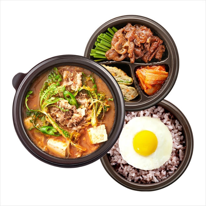 본도시락은 봄 신메뉴로 선보인 ‘봄냉이우삼겹된장찌개’가 출시 6일 만에 1만개 이상 판매됐다. /사진=본아이에프.