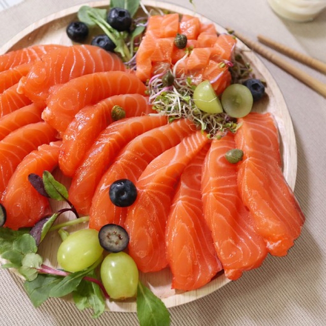 롯데닷컴에서 선보인 생연어 상품 ‘노르웨이 슈페리어급 생연어 1kg’. /사진=롯데그룹.