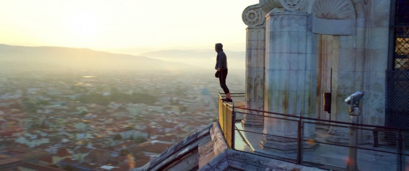 넷플릭스 영화 6 언더그라운드 스카이워커 포(벤 하디 분)가 지붕을 타고 내려오는 파쿠르 장면을 연출한 산타 마리아 델 피오레 대성당/사진=넷플릭스 