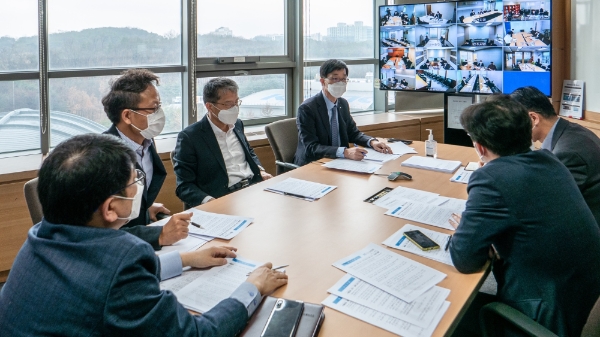 △ 방문규 수출입은행장(가운데 모니터 앞) 주재로 수출입은행 수원지점에서 전국 13개 지점·출장소와 화상회의가 진행됐다. /사진=수출입은행