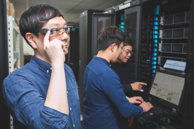 SK텔레콤 연구원이 MEC 플랫폼이 설치된 서버실에서 AR 글래스를 쓰고 산업용 AR 서비스를 시험하는 모습. 제공=SK텔레콤