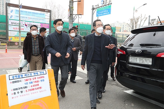 이성희 농협중앙회장, 마스크 판매 하나로마트 현장점검