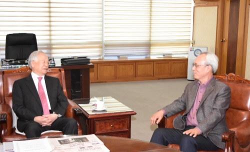 왼쪽부터 손경식 경총 회장과 문성현 경사노위 위원장. 제공=경총