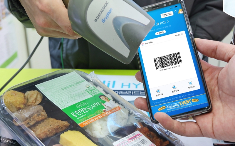 BGF리테일은 통합 결제 비즈니스 전문기업 다날과 업무협약을 맺고 이달부터 페이코인 결제 서비스를 전국 CU에 도입한다고 밝혔다. /사진제공=BGF리테일