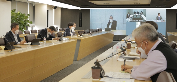 △ 화상회의를 하고 있는 KB금융그룹 임직원. /사진=KB금융