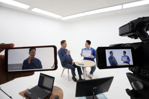 LG유플러스 마곡사옥에서 최고인사책임자(CHO) 양효석 상무가 신입사원들과 실시간 방송을 통해 토크쇼를 진행하고 있는 모습. 제공=LG유플러스