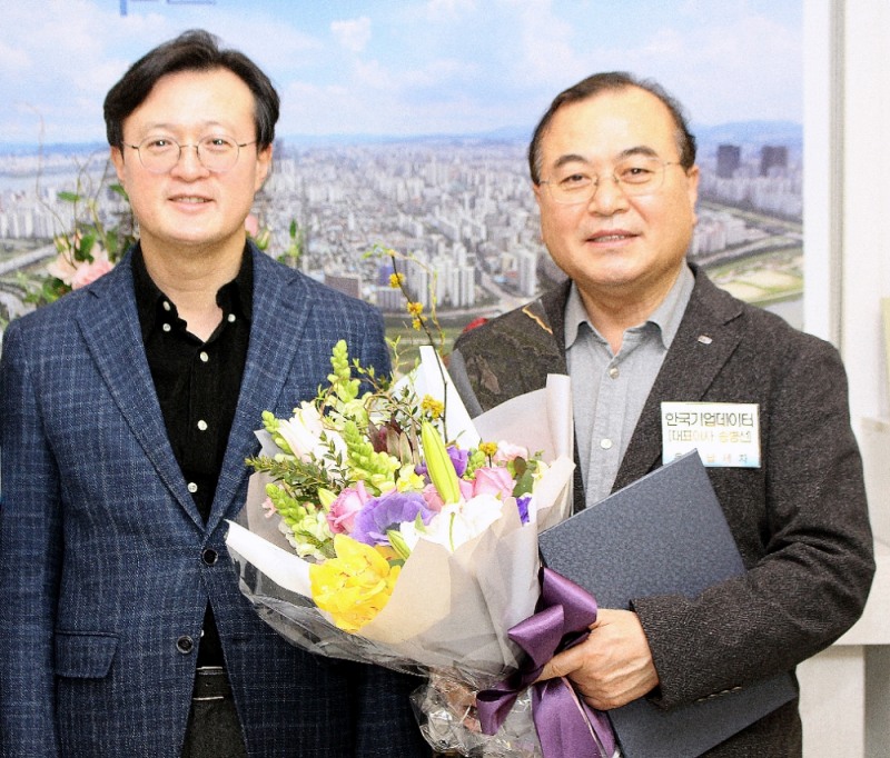 3일 영등포구청에서 열린 ‘2020년 영등포구 유공납세자 표창장 수여식’에서 송병선 한국기업데이터 대표이사(오른쪽)와 채현일 영등포구청장이 기념사진을 촬영하고 있다./사진=한국기업데이터