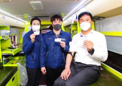 오른쪽 첫번째 한영석 현대중공업 사장이 5일 혈액 수급 위기 해소를 위한 단체헌혈에 동참했다. 제공=현대중공업