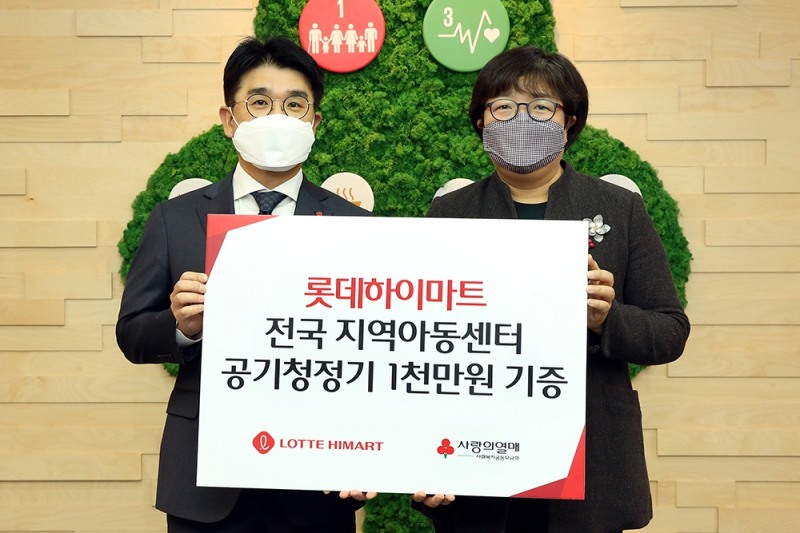 롯데하이마트 이찬일 온라인사업부문장(사진 왼쪽)과 사회복지공동모금회 김연순 사무총장(사진 오른쪽). /사진제공=롯데하이마트