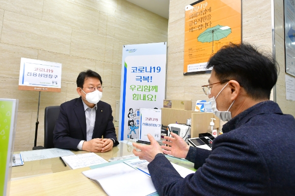 △ 김광수 농협금융 회장(사진 왼쪽)이 일일 상담원으로서 코로나19 피해 소상공인의 애로사항을 청취하고, 금융 상담을 하고 있다. /사진=NH농협금융