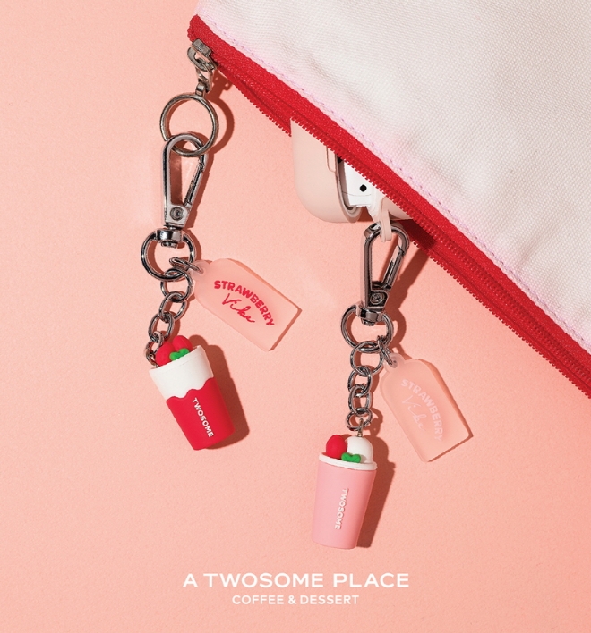 투썸플레이스가 스트로베리 바이브(Strawberry Vibe) 시즌 메뉴 인기에 힘입어 ‘스트로베리 키링(열쇠고리)’ 프로모션을 실시한다. /사진=투썸플레이스.