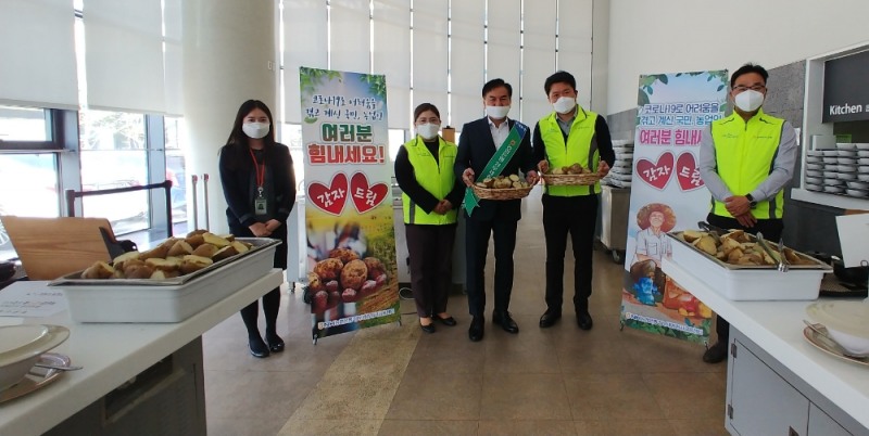 5일 농협은행 정부세종청사센터 김강훈 센터장(사진 왼쪽에서 세 번째)과 임직원들이 정부서울청사 구내식당을 찾아 우리농산물 나눔행사를 준비하며 기념촬영을 하고 있다. / 사진= NH농협은행(2020.03.06)