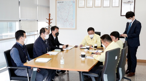 △ 정윤모 기보 이사장(가운데)이 대구·경북지역을 방문해 코로나19 피해 관련 현장상황을 점검하고 있다. /사진=기술보증기금