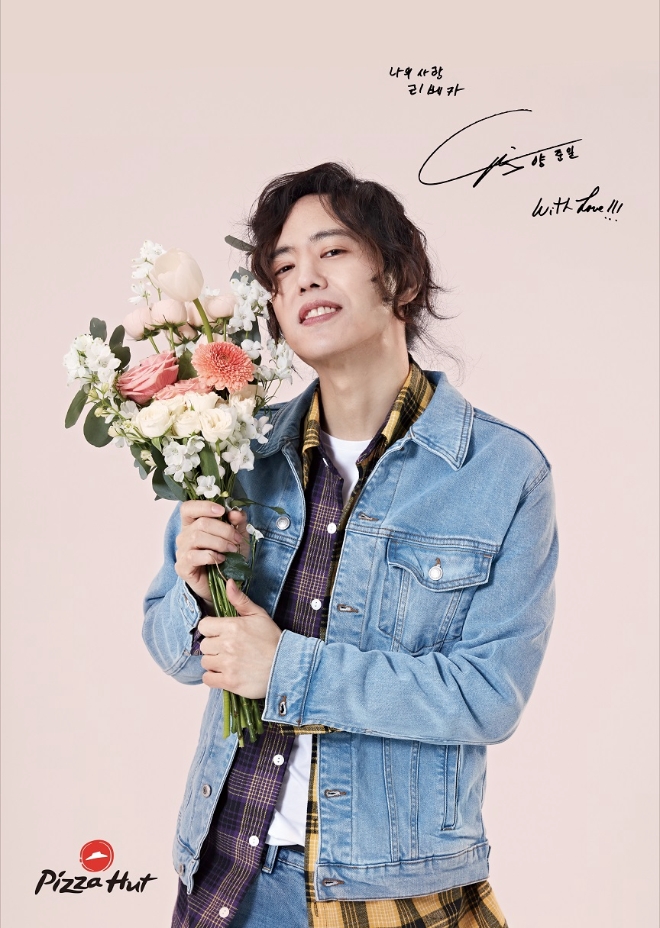 피자헛은 오늘(6일)부터 8일까지 3일간 온라인으로 프리미엄 피자를 주문하는 고객 모두에게 피자헛 공식 모델인 가수 양준일 관련 스페셜 선물을 100% 증정하는 특별 프로모션을 진행한다. /사진=한국피자헛.