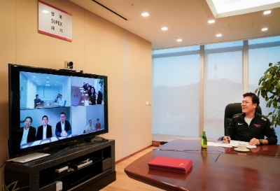 박정호 SK텔레콤 사장이 자사 e스포츠팀 ‘T1’ 유니폼을 입고 서울 을지로 T타워에서 추아 쿵 싱텔 그룹 CEO, 쏨차이 AIS CEO 등과 원격 화상회의를 통해 사업을 논의하고 있다. 제공=SK텔레콤