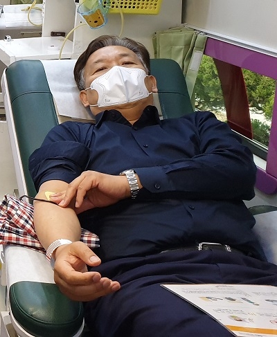 하언태 현대차 사장이 헌혈 캠페인에 동참하고 있다.