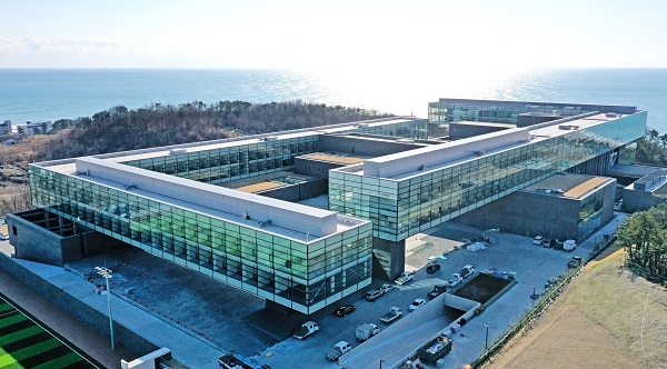 현대차그룹 글로벌상생협력센터(왼쪽)와 경주인재개발연수원.