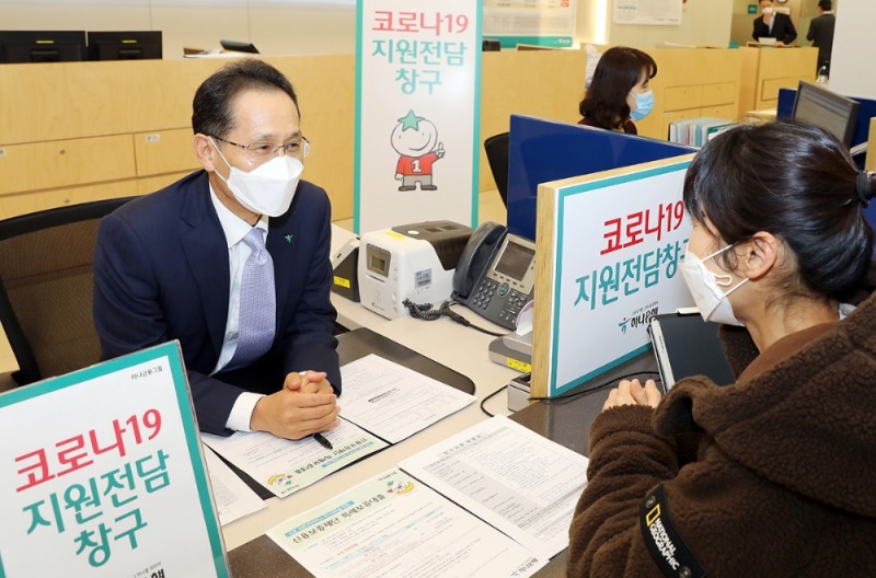 △ 지성규 하나은행장이 을지로 지점을 찾아 지역내 소상공인의 코로나19 피해에 따른 애로 사항을 직접 상담하고 있다. /사진=하나은행