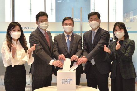 동양생명 뤄젠룽 사장(가운데)이 임직원들과 함께 성금을 내고 있다. / 사진 = 동양생명