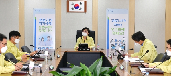 △ 장미경 비상금융지원위원장(가운데)이 피해기업과 소상공인에 대한 금융지원방안을 논의하고 있다. /사진=NH농협은행