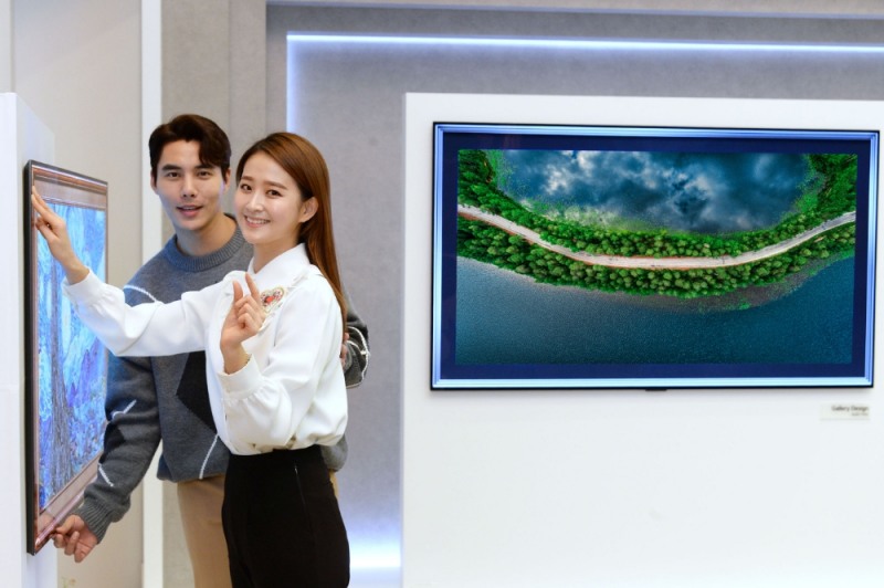 LG전자 모델들이 LG 올레드 GX 제품을 홍보하고 있다/사진=LG전자