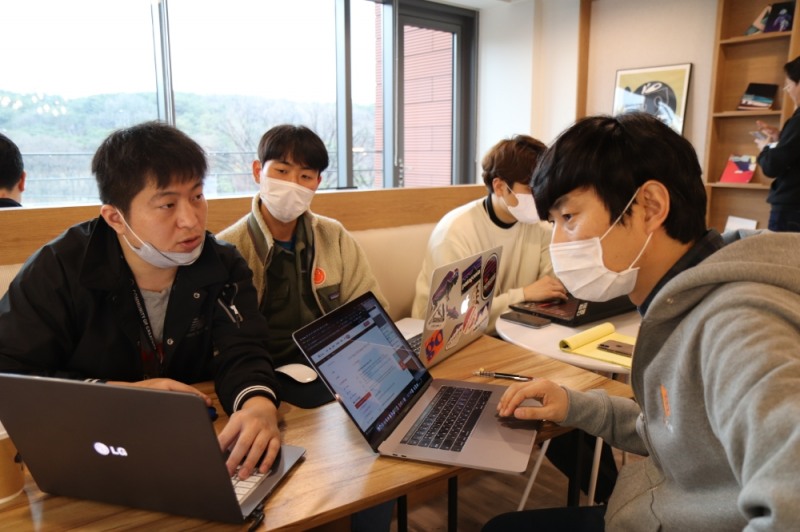 김경하 오마이워터 대표(왼쪽)와 디캠프 입주 기업 직원이 코로나 마스크 알리미 서비스 개발 회의를 진행하고 있다./사진=디캠프