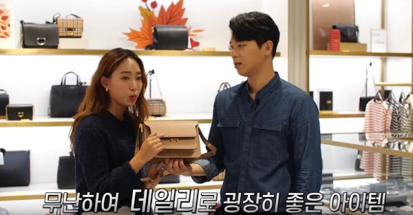 롯데백화점은 언택트 마케팅에 대한 고객들의 뜨거운 반응을 고려해 코로나19 이슈가 누그러질 때가지 자사 온라인몰을 활용한 다양한 마케팅 행사와 함께 상품 행사도 진행할 계획이다. /사진=롯데그룹.
