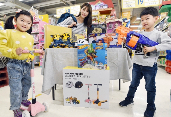 홈플러스는 12일부터 25일까지 2주간 전국 140개 점포 및 온라인몰에서 ‘키즈 기획전’을 열고 주요 완구와 아이들 운동용품을 최대 60% 할인 판매한다. /사진=홈플러스.