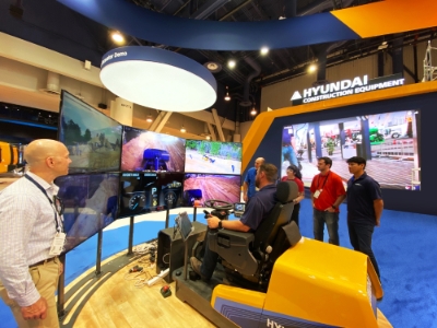 현대건설기계가 콘엑스포 전시회에서 3천400km 떨어진 미국 조지아주 석재 판매 현장의 무인 휠로더를 원격으로 조종하는 모습. 제공=현대중공업그룹