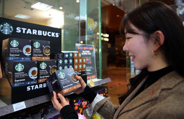 GS25에서는 지난 3일부터 편의점 업계 최초로 스타벅스 캡슐 커피를 판매한다. /사진=GS리테일.