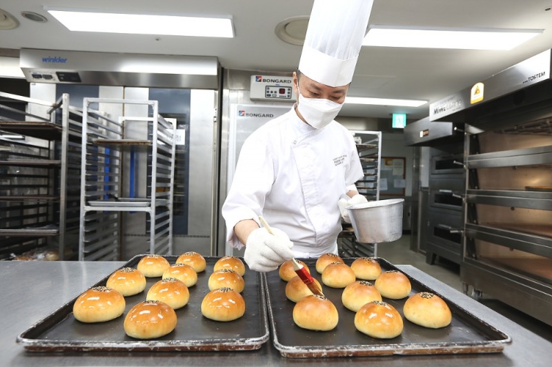 롯데호텔 코로나19와 사투를 벌이고 있는 대구 지역 의료진을 응원하기 위해 단팥빵 2000개를 전달했다. /사진제공=롯데호텔