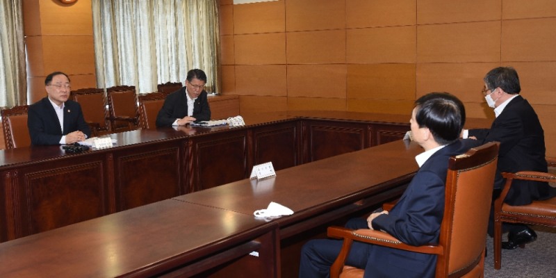 홍남기 부총리 겸 기획재정부 장관이 3월 13일 서울 광화문 금융감독원 연수원에서 이주열 한국은행 총재, 은성수 금융위원회 위원장, 윤석헌 금융감독원 원장이 참석한 가운데 열린 긴급 거시경제금융회의를 주재하고 있다. / 사진출처= 기획재정부