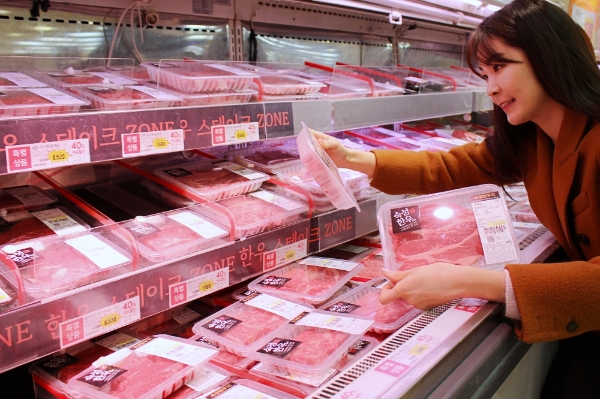 롯데마트는 오는 18일까지 '지리산순우한(친환경 한우 포함)', '강원한우', '보들결한우' 등 농림축산식품부 주관 소비자 단체에서 우수 축산물로 인증받은 유명 브랜드 한우 전품목을 L.Point 회원을 대상으로 최대 30% 할인 판매한다. /사진=롯데그룹.