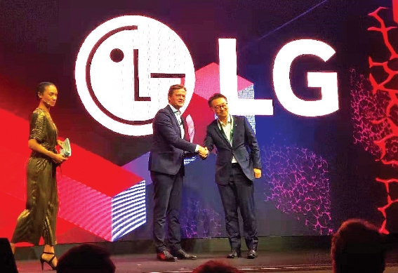 ▲ 은석현 LG전자 VS스마트사업부장 전무(오른쪽)가 독일 다임러 본사에서 열린 시상식에서 수상하는 모습.